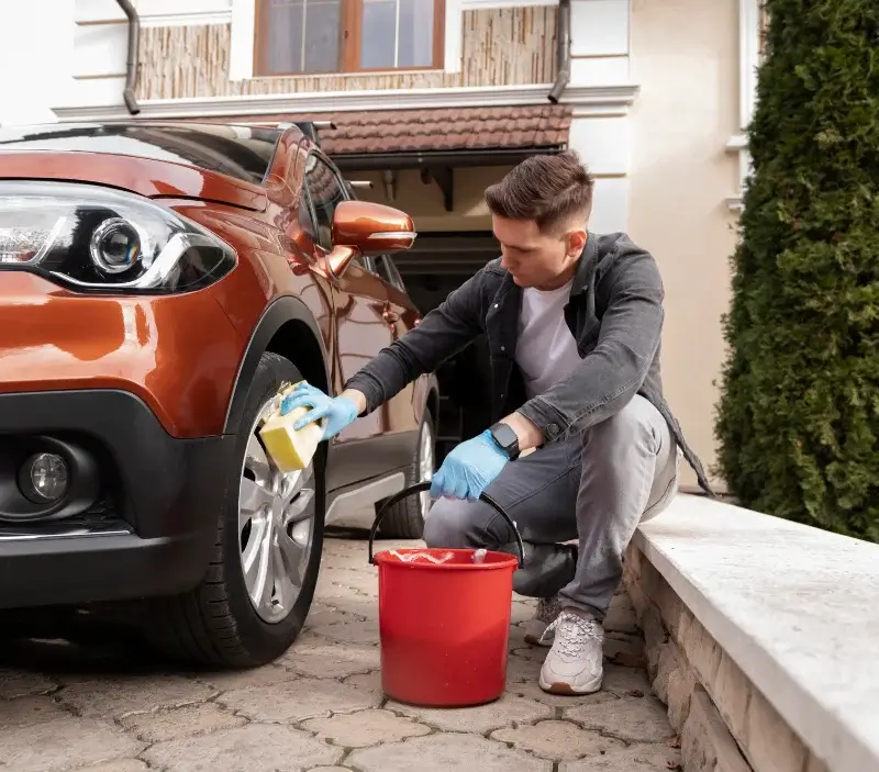 Lavage auto à domicile Condé-sur-Risle : professionnel intervenant sur un véhicule